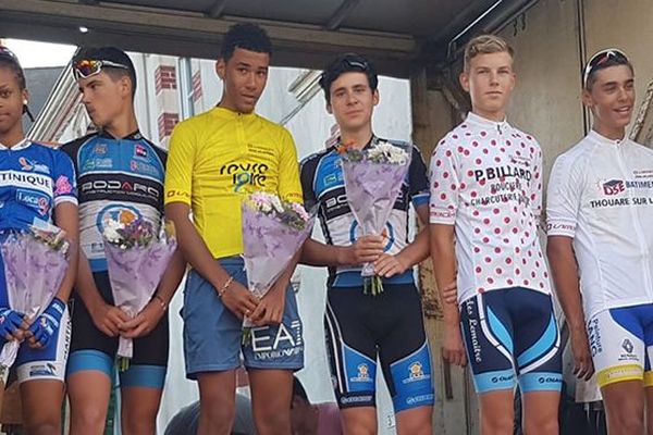 Sur le podium entre autres, la cadette martiniquaise Kelyane Julus (avec le maillot Martinique), et le cadet martiniquais Erwan Legaillard (maillot jaune).