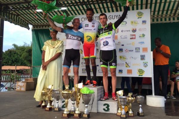 ©Frédéric larzabal Boris Carène sur la 1ère marche du podium à Roura