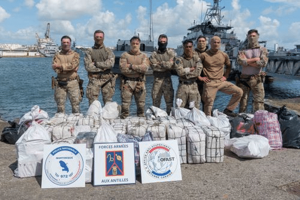 Saisie de 25 ballots et de nombreux pains de cocaïne, pour un poids total de 1126 kg, à bord d’un voilier, à environ 600km à l’est-sud-est de la Martinique – 28/02/2024.