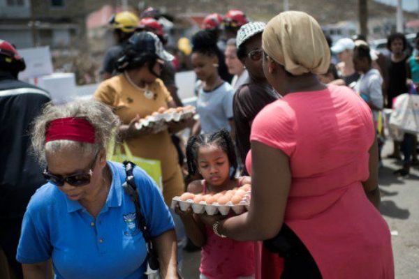 Distribution de vivres à Marigot, à Saint-Martin.