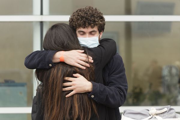 Après des mois d'attente, Alex peut enfin serrer sa mère Nathalie dans ses bras 