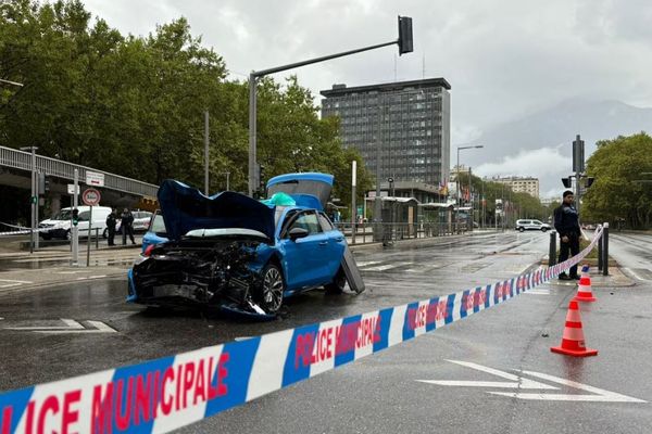 Une Audi accidentée devant la mairie de Grenoble - 08/09/2024.