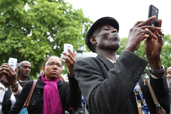 Rimbambelle de smartphones dans le public