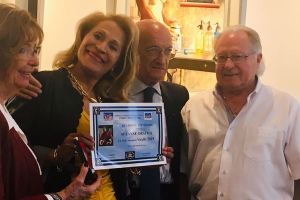 De gauche à droite : Éliane Hurtado, Secrétaire du Cénacle ; Suzanne Dracius, lauréate du Prix Virgile du Cénacle européen francophone L.S. Senghor ; Giovanni Dotoli, Conseiller culturel européen ; Michel Bénard, Président du Cénacle. 