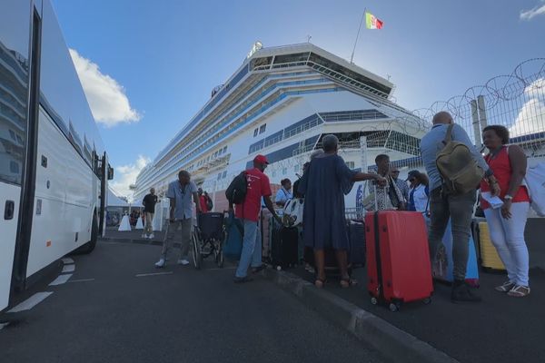 L'association "Les petits frères des pauvres" offre une croisière à 13 personnes âgées isolées