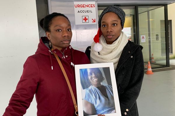 Les deux filles de la Martiniquaise Yolande Gabriel se sont déplacées jusqu'aux urgences de l'hôpital de Melun afin de rencontrer l'urgentiste qui avait pris en charge leur mère.