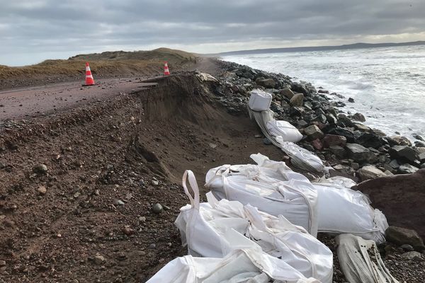 Les nouvelles dégradations sur la route de Miquelon-Langlade sont constatés suite aux forts coefficients de marée enregistrés ces dernières heures.