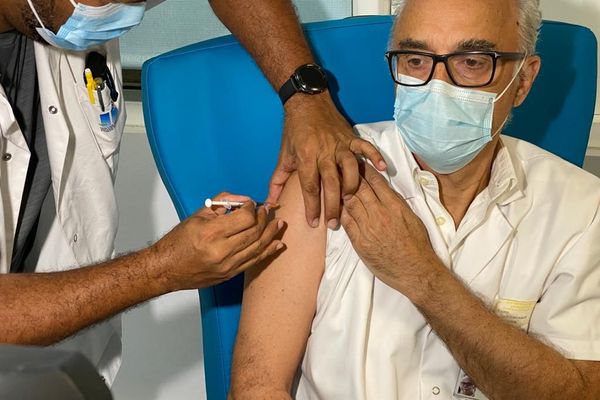 Le Dr Bruno Jarrige, directeur médical de la crise Covid, en Guadeloupe, se fait vacciner - 09/01/2021