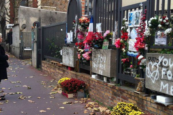 A Montrouge, des passants se recueillent devant la photo de Clarissa