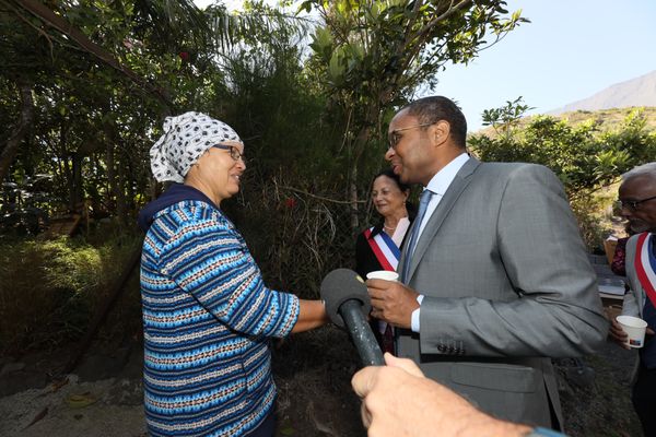 3ème et dernier jour de visite pour Pap Ndiaye à La Réunion. Le ministre visite l'école de Roche Plate à Mafate.