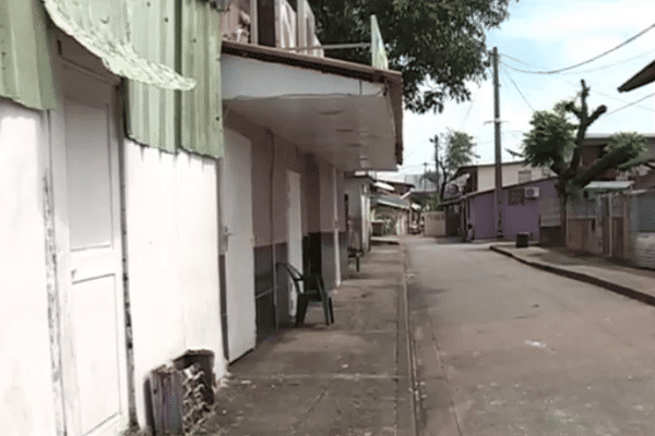 Une rue du quartier de la Crique