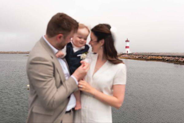 Venus du Québec, Andréa et Laurent ont profité d'un voyage prévu à Saint-Pierre et Miquelon avec leur jeune enfant pour se marier dans l'archipel en juillet 2024.