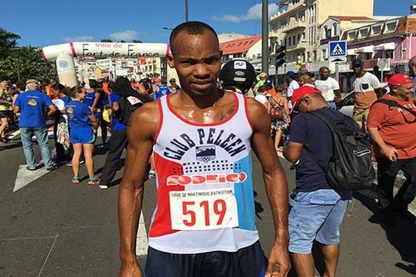 Gérard Gladone Le dernier relayeur du Club Péléen sur la ligne d'arrivée