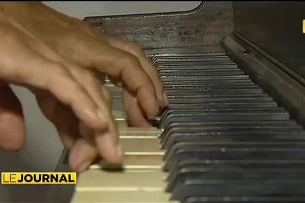 Le piano du Queens offert à la mairie de Papeete