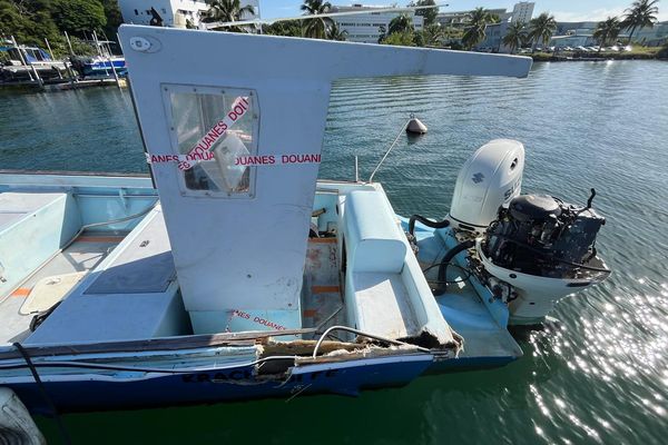 Le navire "Kraché Difé", officiellement spécialisé dans le pescatourisme, est actuellement sous saisie conservatoire à l’appontement de Fouillole - 14/11/2024.