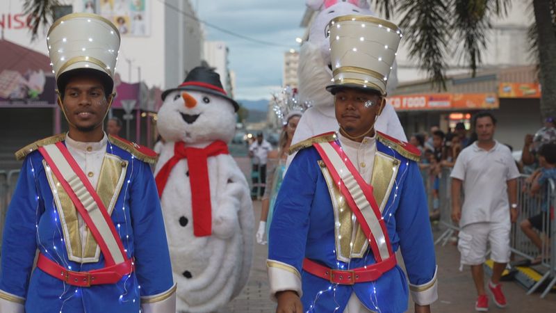 Nouméa ma ville - [ARRIVÉE DU PÈRE NOËL - PLACE DES COCOTIERS