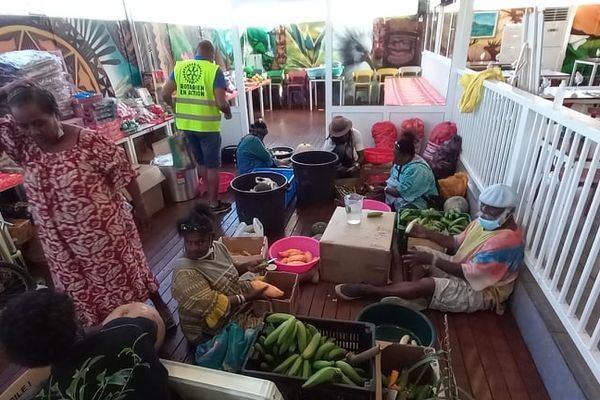 Les préparatifs du bougna du coeur, au snack Nam, à la Vallée du Tir.