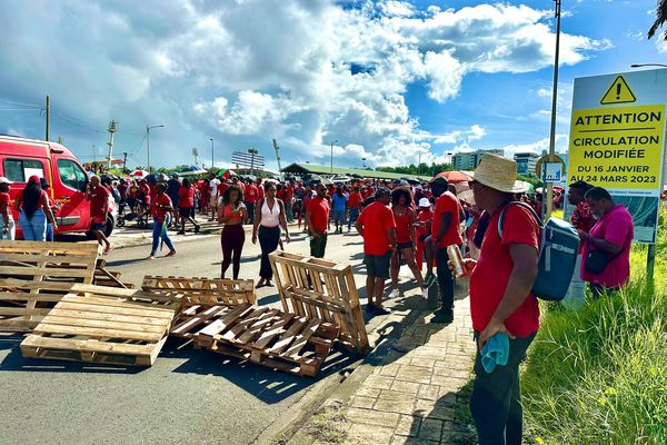 La manifestation contre la vie chère devant le Grand Port de Fort-de-France le 1er septembre 2024.