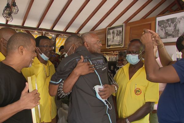 Molière Gène, dans les bras d'Eric Zubar, également ancien vainqueur du Tour cycliste de Guadeloupe.