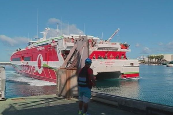 Archives. Le bateau est à présent à quai en réparation.