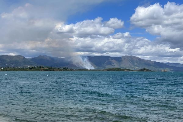 L'incendie qui a repris dans la Vallée de la Thy, au Mont-Dore, vu de Ouémo, à Nouméa, le 15 décembre 2023.