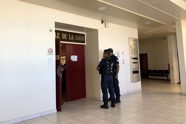 Tribunal, devant la salle d'audience, affaire du magistrat agressé, 17 juillet 2020