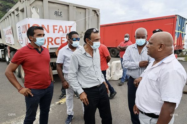 Les transporteurs bloquent à nouveau l’accès au chantier de la NRL à la sortie de Saint-Denis.