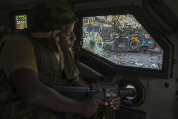 Un policier kenyan, membre d'une force multinationale soutenue par l'ONU, patrouille dans une rue de Port-au-Prince (Haïti) - 05/12/2024.