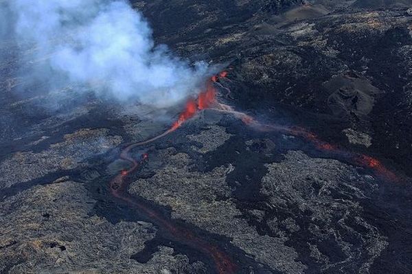 La coulée de lave se rapproche du rempart sud de l’enclos Fouqué. 