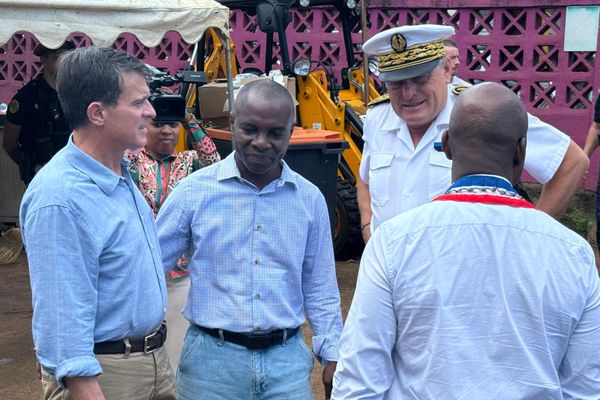 Le ministre d'État des Outremers accompagné de Thani Mohamed Soilihi du préfet de Mayotte et des parlementaires poursuit sa visite sur le département ce mardi 31 décembre.