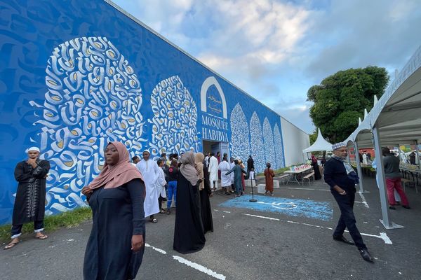Les fidèles de la mosquée de Saint-Benoît lors d'une des dernières ruptures de jeûne en cette fin de mois de ramadan