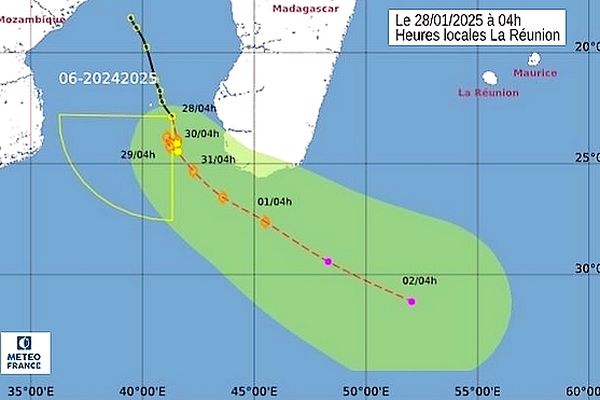 Le système se  renforce tout se dirigeant vers le Sud. Il pourrait atteindre le stade de tempête tropicale dans la journée.