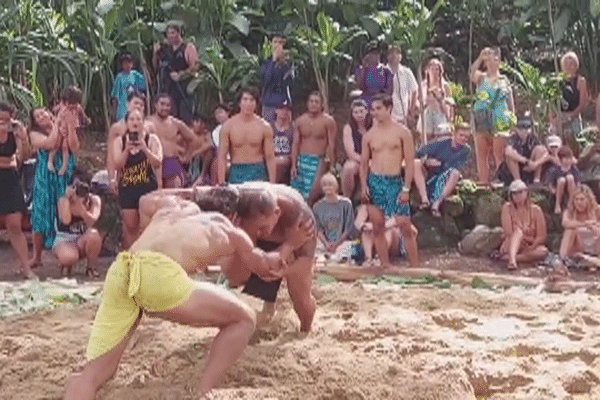Te Moana Nui Traditional Games où les athlètes Polynésiens s'affrontent en sports traditionnels.