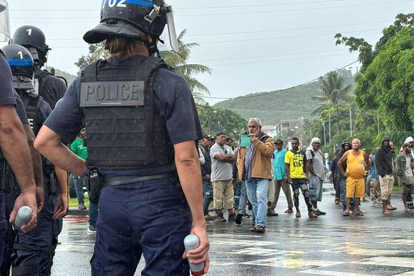 La manifestation du CCAT à Ducos prend de l'ampleur à l'entrée de Montravel.