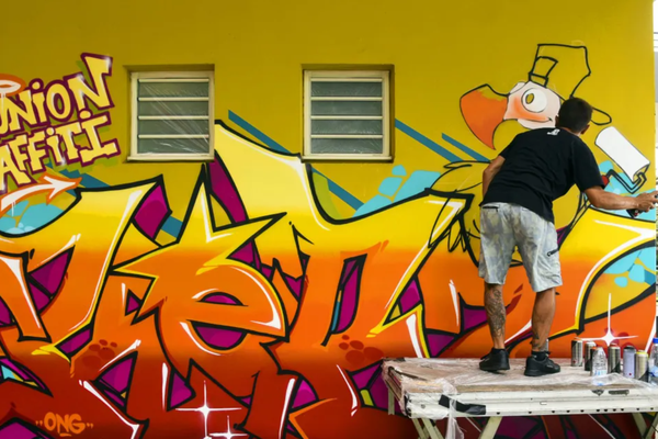 Depuis 2019, le festival Réunion Graffiti réunit artistes locaux et internationaux à Saint-Denis.