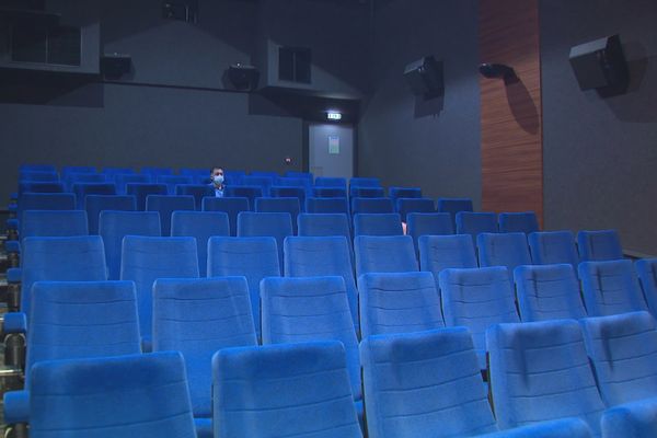 Douglas Hickson seul dans une salle vide du Cinécity, septembre 2021. 