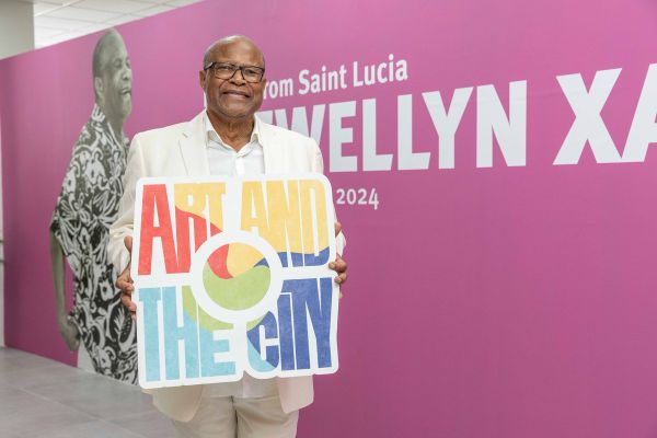 Llewellyn Xavier, plasticien et icône du Festival de jazz et des arts de Sainte-Lucie 2024.