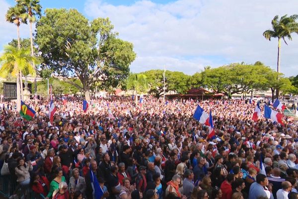 Sur la place des Cocotiers le 26 juillet 2023, une marée humaine et de drapeaux, en majorité tricolores.