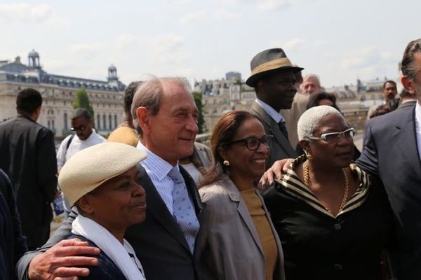 Bertrand Delanoë et quelques admiratrices, dont Firmine Richard