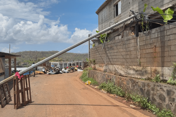 Un poteau électrique effondré dans le nord de Mayotte