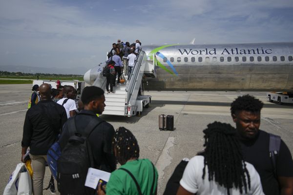 Les passagers attendent de monter à bord d'un avion World Atlantic à l'aéroport international Toussaint Louverture de Port-au-Prince, Haïti, le lundi 20 mai 2024.