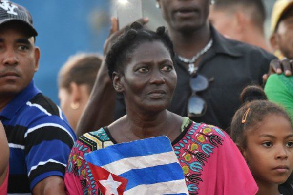 Cubains attendant le passage des cendres de Fidel Castro dans la province de Camagüey 