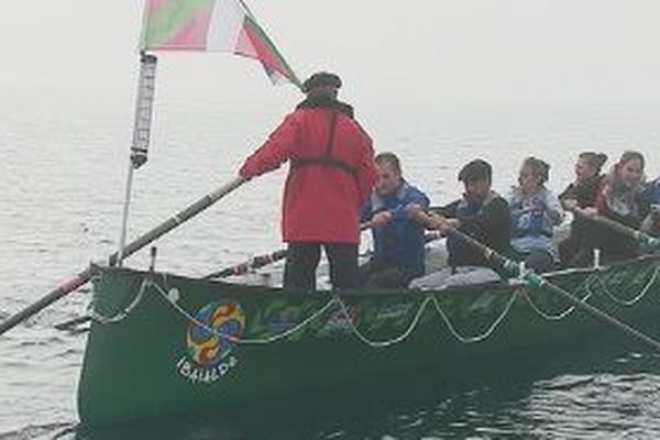 Remise à l'eau de l'embarcation traditionnelle basque