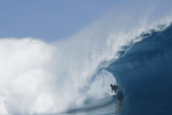 Gilbert Teave, jeune surfeur de Teahupo'o