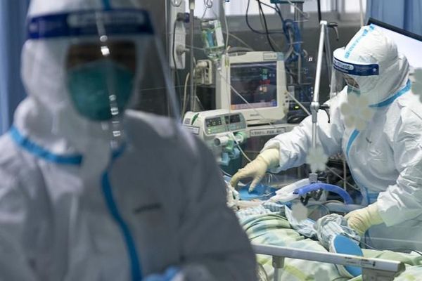 Le personnel hospitalier de l'hôpital Zhongnan de l'université de Wuhan (Chine) au chevet d'un patient vendredi 24 janvier 2020. (XIONG QI / XINHUA / AFP)