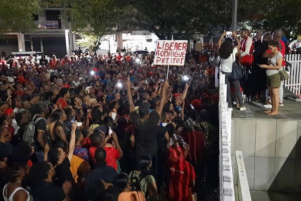 La foule de sympathisants en liesse devant le tribunal de Fort de France