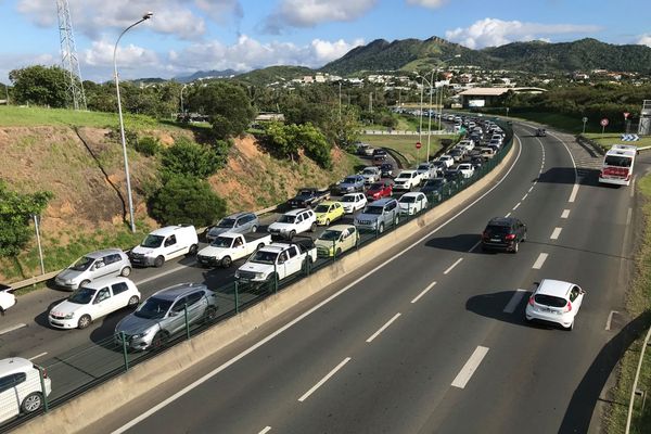 Mobilisation usine du Sud, voie express bloquée