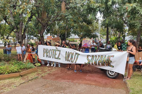 Saint-Paul le collectif Protège Nout Savane devant la mairie