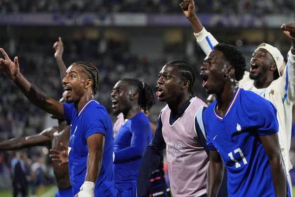 Les Bleus célébrant leur victoire face à l'Argentine, à Bordeaux, 2 août 2024