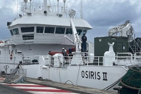 Cyclone Chido : le patrouilleur Osiris II achemine 100 tonnes de matériels de La Réunion vers Mayotte